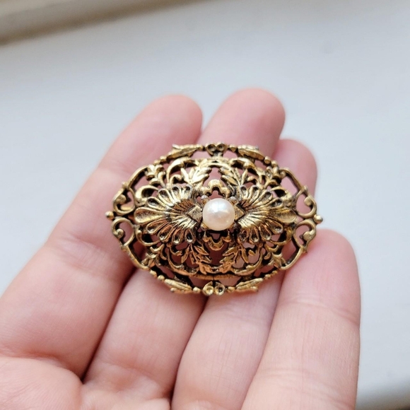 Vintage Gold Victorian Style Ornate Faux Pearl Oval Filigree Lapel Boucher Pin - Picture 4 of 7